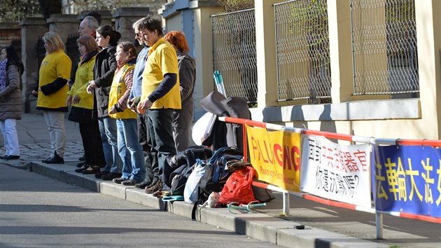Před čínskou ambasádou stojí od rána v tichém protestu proti návštěvě čínského prezidenta v Česku zhruba 15 aktivistů z Čínou zakázaného hnutí Falun Gong. (28. 3. 2016)