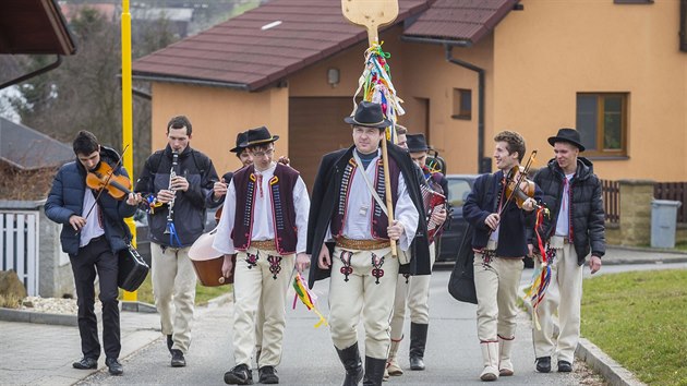 Na Velikonon pondl vyrazili krojovan lenov folklornho souboru Klobuan na obchzku po Valaskch Kloboukch. (28. 3. 2016)