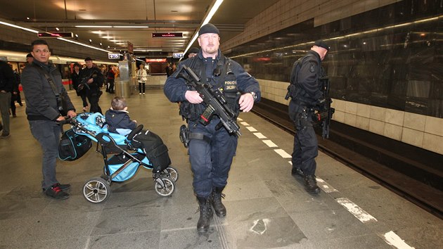 Bezpenostn opaten v praskm metru po teroristickch tocch v Bruselu. (22. 3. 2016)