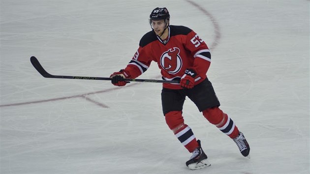 Obrnce Vojtch Mozk pi debutu v NHL.