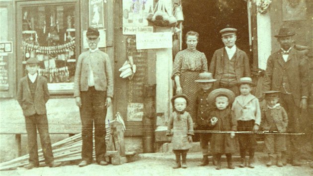 Rodina Pacnerov�ch p�ed obchodem v Janovic�ch nad �hlavou