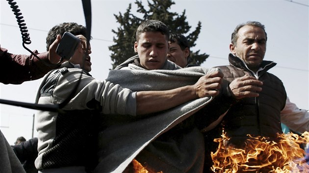 Jeden z migrant se kvli uzavenm hranicm v Idomeni na protest zaplil (22. bezna 2016)