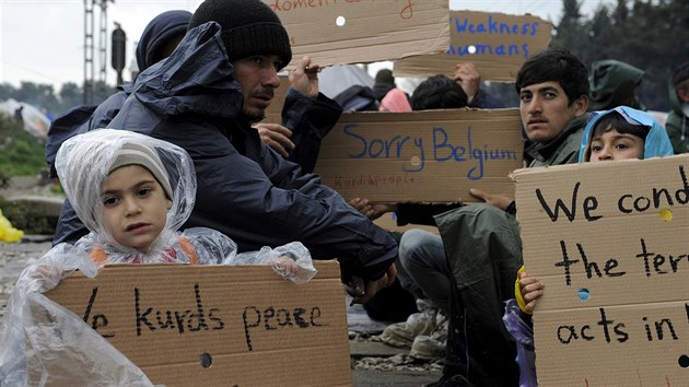 Kurdt benci v Idomeni daj, aby je Makedonci pustili pes hranice (22. bezna 2016)