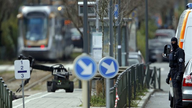 Policejn zsah na bruselskm pedmst Schaerbeek. Dorazili tkoodnci i armdn robot na hledn min (25. bezna 2016)