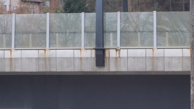 Na mohutn konstrukci elezninho mostu jsou patrn znmky koroze.