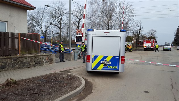 Tragická nehoda na železničním přejezdu v Golčově Jeníkově. Po srážce s nákladním vlakem zemřeli dva lidé ve škodovce. Strojvedoucí soupravy nadýchal skoro dvě promile (21. března 2016).