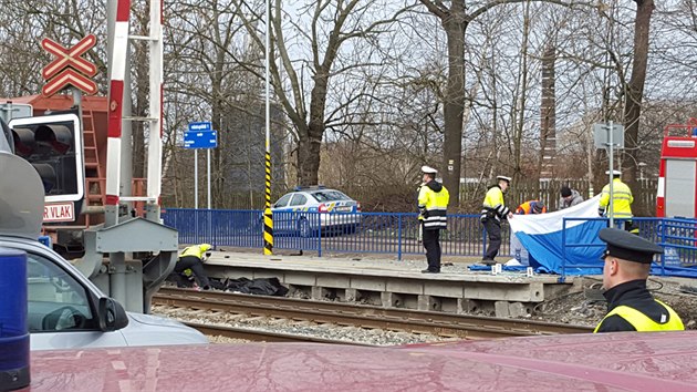 Tragick nehoda na elezninm pejezdu v Golov Jenkov. Po srce s nkladnm vlakem zemeli dva lid ve kodovce. Strojvedouc soupravy nadchal skoro dv promile (21. bezna 2016).
