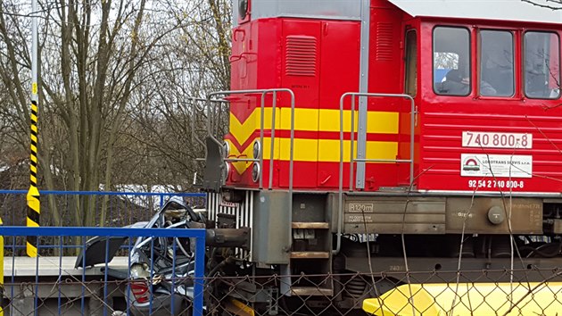 Tragická nehoda na železničním přejezdu v Golčově Jeníkově. Po srážce s nákladním vlakem zemřeli dva lidé ve škodovce. Strojvedoucí soupravy nadýchal skoro dvě promile (21. března 2016).