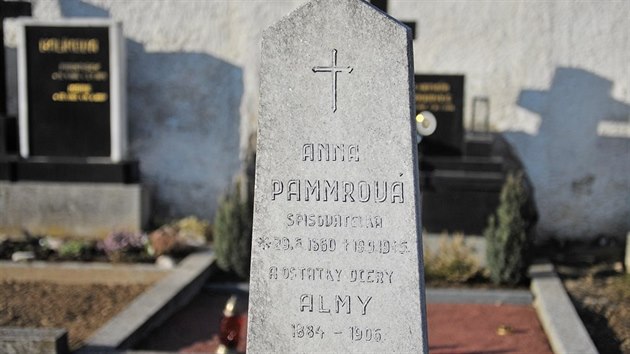 Náhrobní kámen Anny Pammrové a její dcery Almy na hřbitově v údolí pod Žďárcem. Hrob patří k nejmenším na hřbitově.