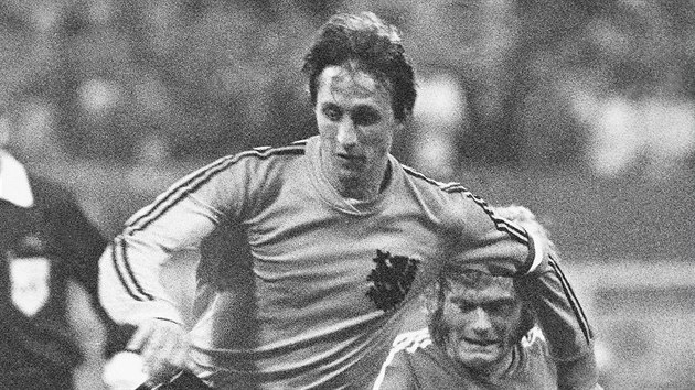 Johan Cruyff v nizozemském dresu v utkání proti Švédsku na mistrovství světa v...