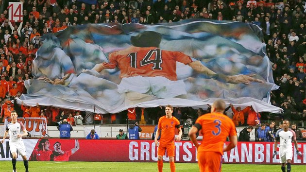 Při utkání mezi Nizozemskem a Francií uctili zesnulou legendu Johana Cruyffa fotbalisté i diváci.