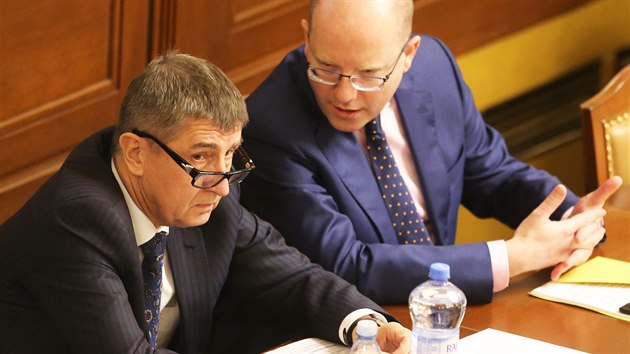 Ministr financ Andrej Babi (ANO) a premir Bohuslav Sobotka (SSD) se spolu bav ve Snmovn bhem schze ke kauze ap hnzdo.