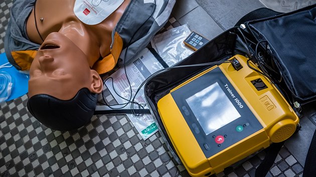 Policejní hlídky v Hradeckém kraji dostaly automatizované externí defibrilátory. Zařízení jim půjčili záchranáři (29.3.2016).
