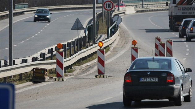 Kvli propadání vozovky je ásten omezen provoz na dálniním pivadi u...