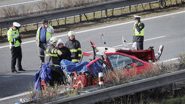 Na dálnici D5 u Plzně se střetl kamion osobním autem. Tragická nehoda zkomplikovala provoz ve směru na Rozvadov. (29. března 2016)