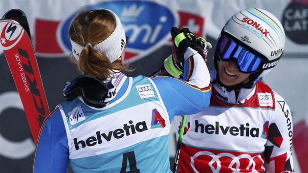 Nmeck lyaka Viktoria Rebensburgov (vlevo)  gratuluje sv rakousk pemoitelce v celkovm hodnocen obho slalomu Ev Marii Bremov.