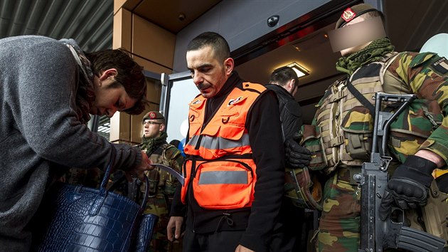 Policisté a vojáci detailn kontrolují kadého píchozího na letit.