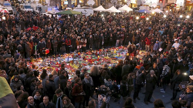 Lidé v Bruselu si veer pipomínali obti úterních teroristických útok. (23....