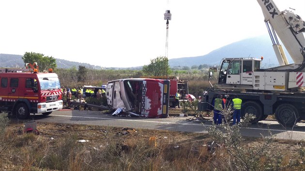 Španělský autobus se studenty havaroval v neděli ráno na dálnici AP7 na severovýchodě země. Studenti se vraceli z lidových slavností ve Valencii.