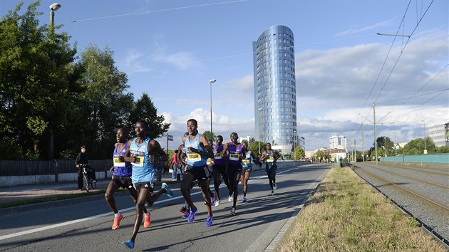 Pohled na astnky olomouckho plmaratonu, kter se v ulicch msta bel v ervnu 2015.