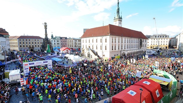 Pohled na astnky olomouckho plmaratonu, kter se v ulicch msta bel v ervnu 2015.