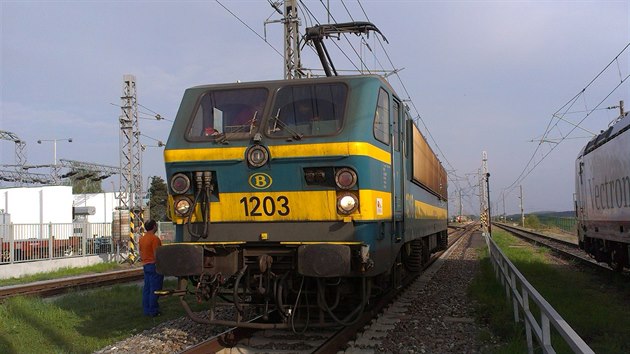 První lokomotivu Class 12 převezlo CZ Loko do Česka už téměř před dvěma lety, před několika týdny dorazil do Česka konvoj dalších jedenácti strojů. Na snímku s lokomotivou Siemens Vectron, oproti ní má být cena modernizované zhruba o třetinu levnější.