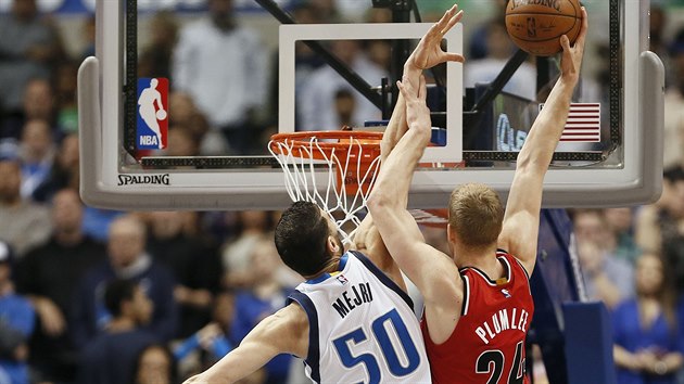 Salah Mejri (vlevo) z Dallasu a Mason Plumlee z Portlandu v podkoovm souboji.