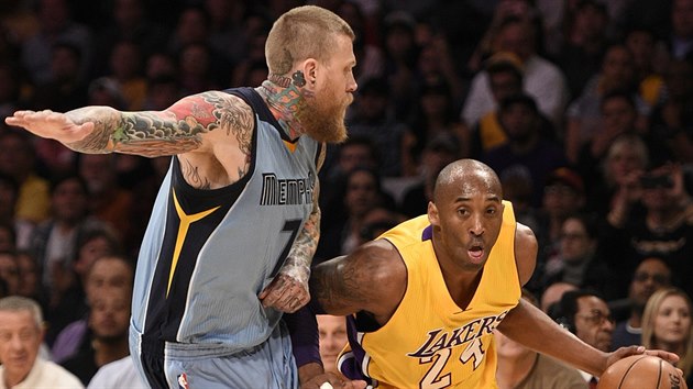 Kobe Bryant (vpravo) z LA Lakers obchz Chrise Andersena z Memphisu.