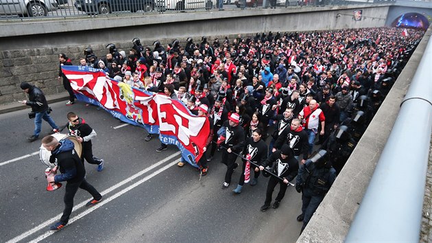 ERVENOBL PRVOD. Momentka z pochodu slvistickch fanouk na sparansk stadion