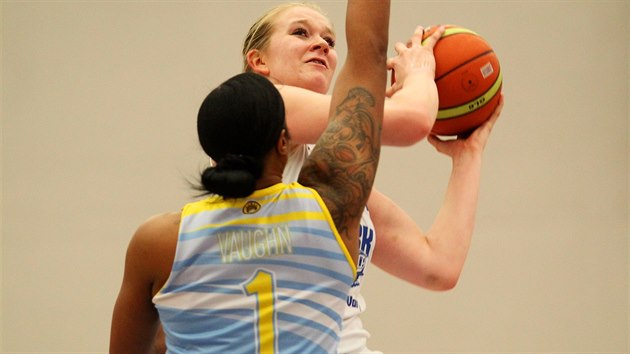 Karlovarsk basketbalistka Julia Reisingerov (s mem) tou zatoit, brn ji Kia Niema Vaughn z USK Praha.