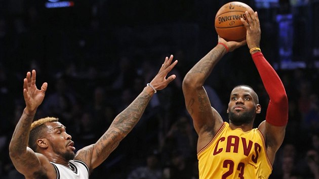 LeBron James z Clevelandu to s mem, brn ho  Sean Kilpatrick z Brooklynu.