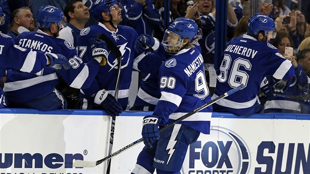 Radost hokejist Tampy v duelu proti NY Islanders, gl slav Vladislav Namestnikov.