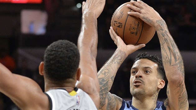 Matt Barnes z Memphisu stl pes Tima Duncana ze San Antonia.