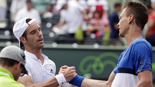 KONEC DOBR, VECHNO DOBR. Richard Gasquet (vlevo) a Tom Berdych po osmifinle v Miami