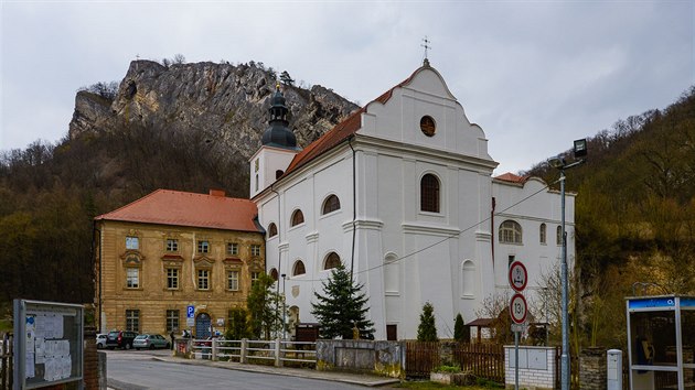 Kostel Narozen sv. Jana Ktitele ve Svatm Janu pod Skalou. V pozad je vidt skla s vyhldkou.