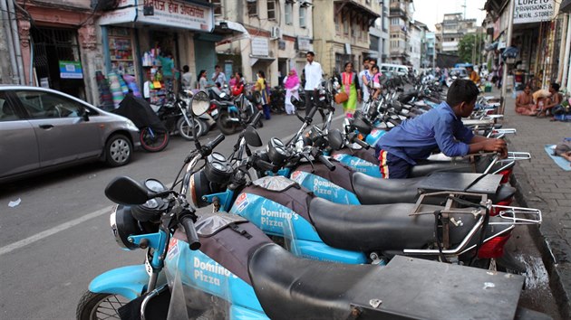 Muži na motorkách – každý rok zemře v Indii na 35 tisíc motorkářů.