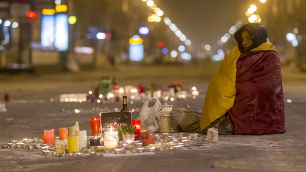 Na Place de la Bourse ped budovou bruselské burzy postávají a posedávají mení...