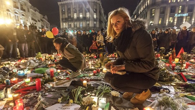 Lid v Bruselu si pipomnali obti ternch teroristickch tok. (23. bezna 2016)