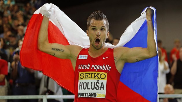 AMERICKÝ SEN. Běžec Jakub Holuša slaví na halovém mistrovství světa v Portlandu stříbrnou medaili.