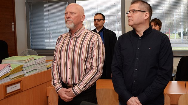 Zprava Petr Kušnierz a Pavel Kouda při čtení rozsudku u Krajského soudu v Ústí (23. března 2016).  