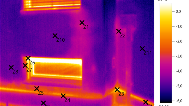Pohled na fasádu termovizní kamerou. Světlejší barvy znamenají větší úniky tepla.