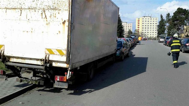 Devt osobnch aut nabouralo nkladn auto v Brn pot, co jeho idie vyadil z zen infarkt.