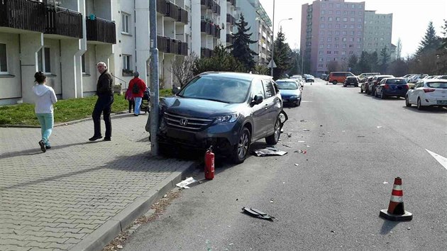 Devt osobnch aut nabouralo nkladn auto v Brn pot, co jeho idie vyadil z zen infarkt.