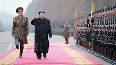 Severokorejský vůdce Kim Čong-un zdraví vojáky (10. ledna 2016)