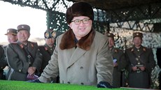 Severokorejský vdce Kim ong-un sleduje vojenské manévry (20. bezna 2016)