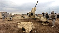 Dlostelecká jednotka amerických mariák nedaleko irácké Fallúdi na snímku z...