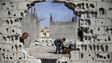 Syrské dti si hrají na damaském pedmstí Dúma  (19. bezna 2016)