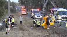 Australtí cyklisté se ván zranili po nárazu do mrtvého klokana