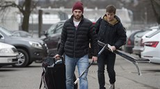 Útoníci Robert Kousal (vlevo) a Luká Radil picházejí k zimnímu stadionu ve...