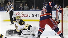 Branká Jonas Gustavsson z Bostonu maí anci Viktora Stalberga z NY Rangers.